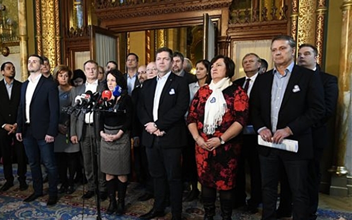 Ismét bakot lőtt az ellenzék – Nem tervezi a Suzuki a túlóra növelését – A képviselők lepattantak a gyárkapuról