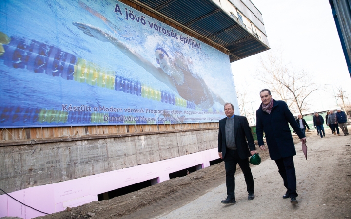 Modern uszoda a jövő városában