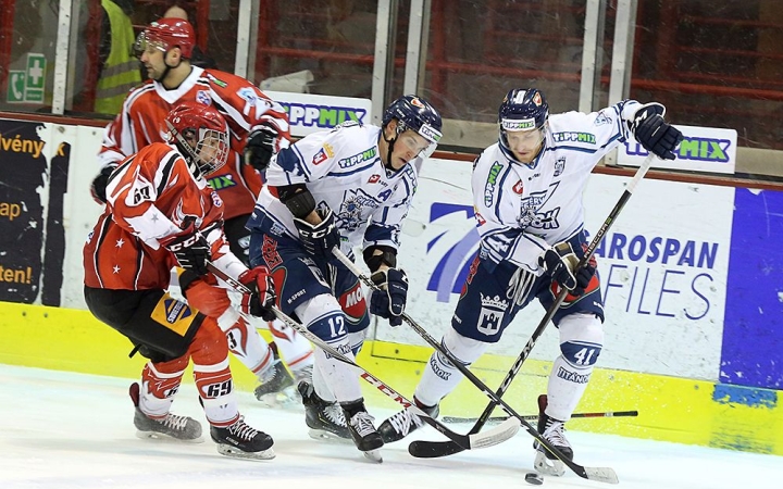 Csúfos vereséggel búcsúztak a Bikák