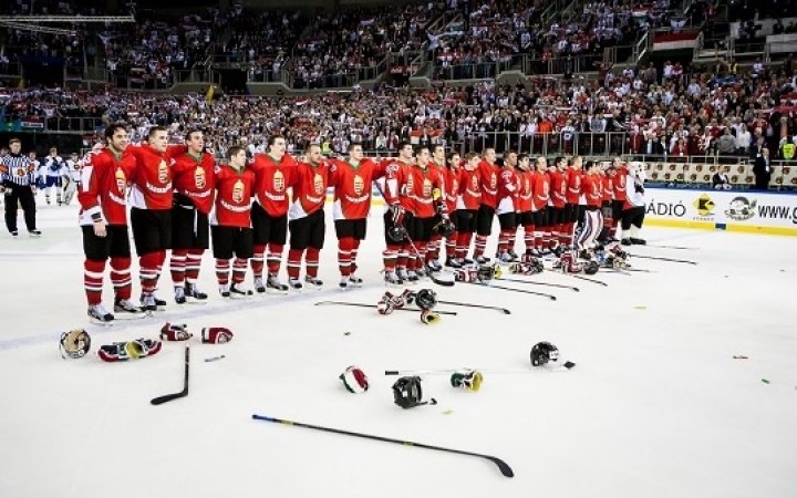 Jégkorong: négyen a bő keretben