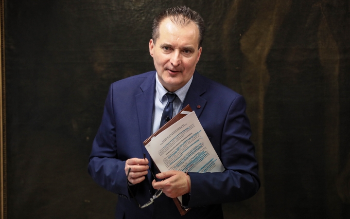 Előttünk a város, mögöttünk a kormány