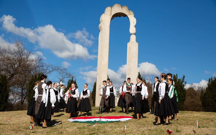 &quot;Tiszteld a múltat, hogy érthesd a jelent és munkálkodhass a jövőn!&quot;