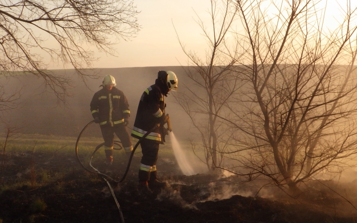 Szabadtéri tüzekkel kezdődött az április