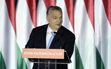 Óriási tömegek Orbán Viktor bevándorlásellenes hét pontja mellett