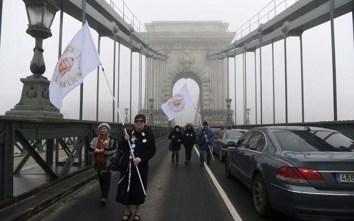 Egy “gigatüntetésen” zárnák Orbán Viktort börtönbe a sorosista Fiatalok a Demokráciáért tagjai