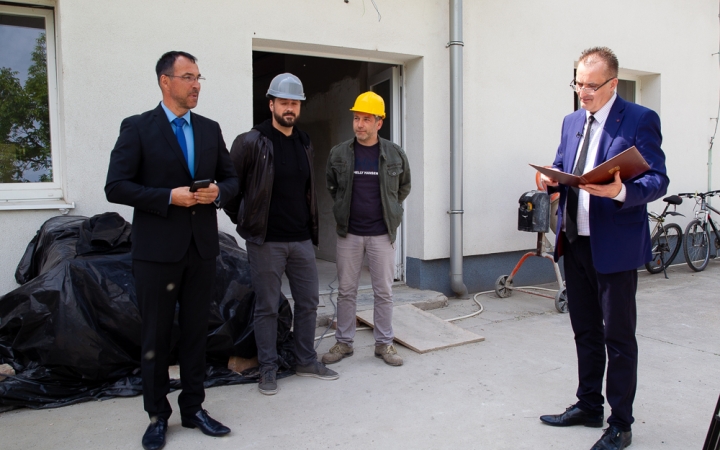 Határidő előtt elkészülnek a csónakház felújításával