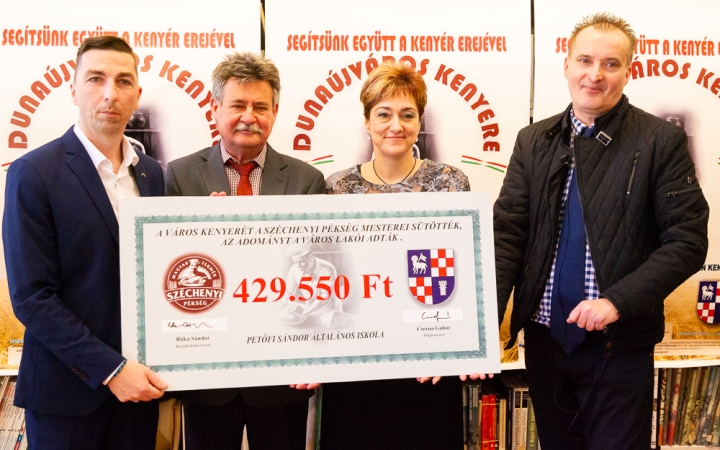 Dunaújváros kenyere - Félmillió forint a Petőfi iskolának