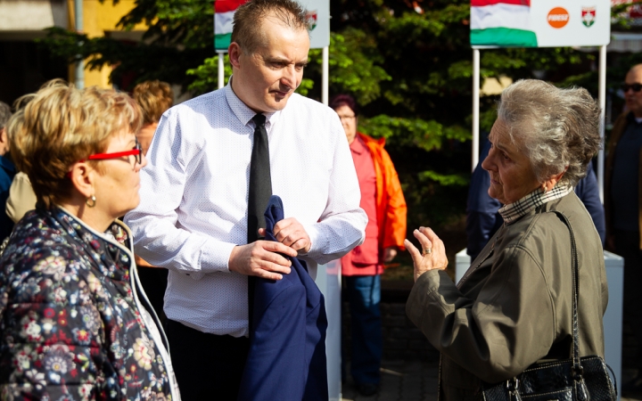 Sokan állították meg és kérdezgették a polgármestert a piacon