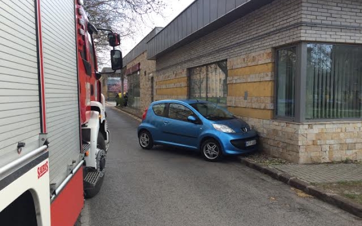 Falnak csapódott egy kocsi a Vasmű úton