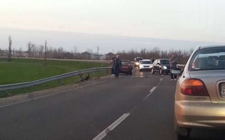 Végigszántotta a szalagkorlátot - baleset a 6-oson Adonynál