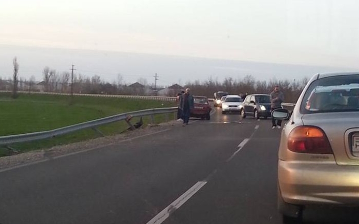 Végigszántotta a szalagkorlátot - baleset a 6-oson Adonynál