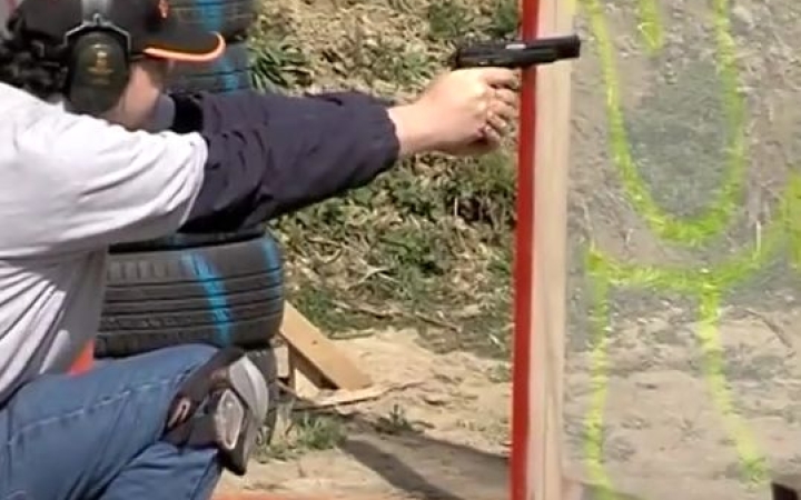 Ropogtak a fegyverek a lőtéren