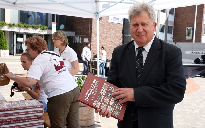 Könyvünnep a Városháza téren