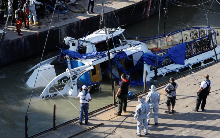 Dunai hajóbaleset - Megkezdték az elsüllyedt hajó kiemelését