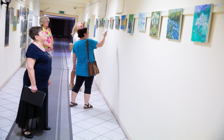 A fű zöldje és a víz kék színe