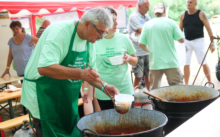 Pecázás, foci, főzés, jó hangulat a Szalki-szigeten