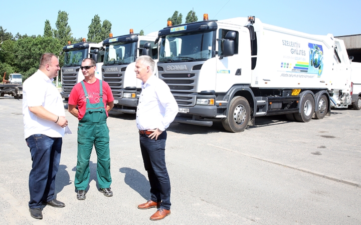 Három új kukásautó állt munkába