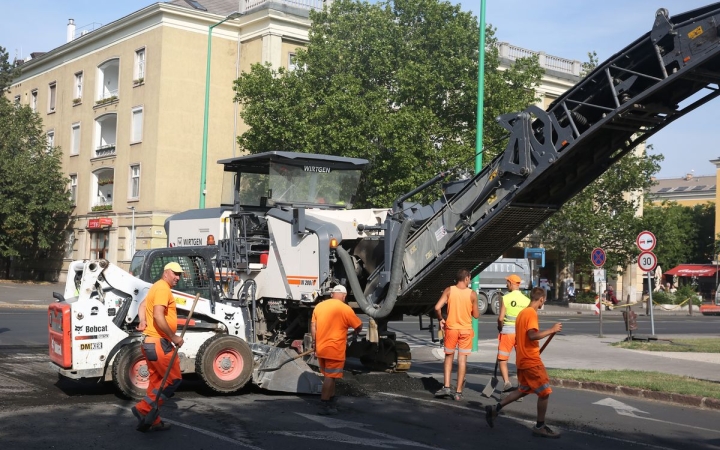 A járdát is teljesen felújítják a Vasmű úton