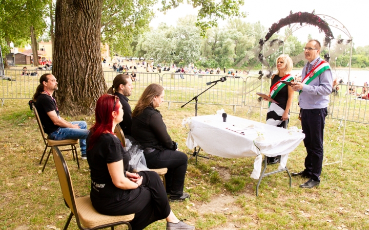 Esküvő a rock szentélyében