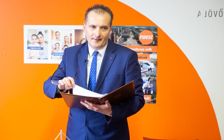 Előttünk a város – mögöttünk a kormány