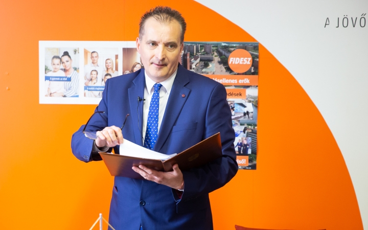 Előttünk a város – mögöttünk a kormány