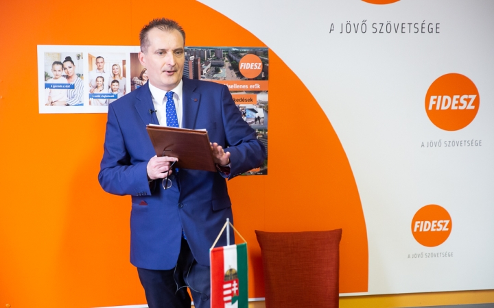 Előttünk a város, mögöttünk a kormány – Interjú Cserna Gábor polgármesterrel