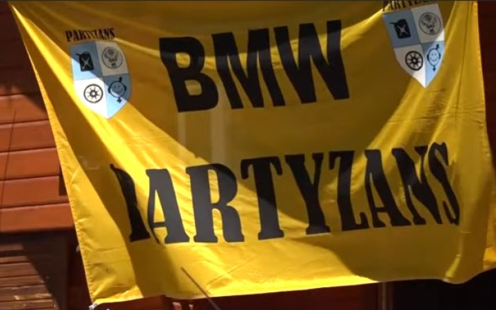 Autós találkozó a kempingben