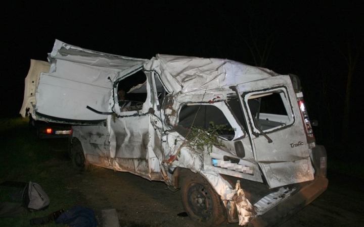 Fekete nap az utakon - Cecénél felborult egy kisbusz, egy utas meghalt