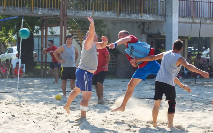 Strandkézisek küzdelme a szigeten