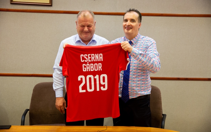 Kézilabdás ajándék a polgármesternek