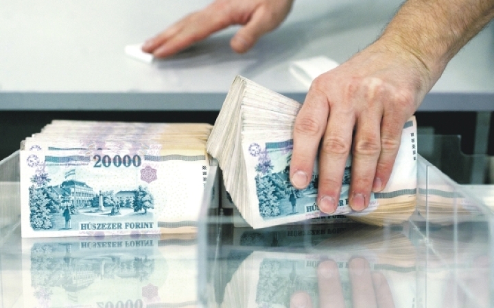 Fejenként félmillió forinttól estek el a dunaújvárosiak