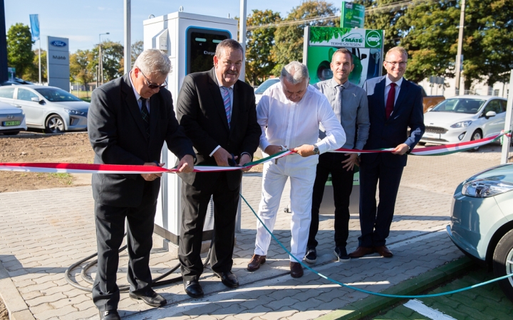 Mögöttünk a kormány