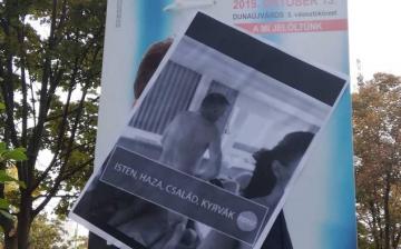 Legalja szinten az ellenzéki kampány: a mellrák elleni séta útvonalán ragasztottak ki Borkai-videós plakátot