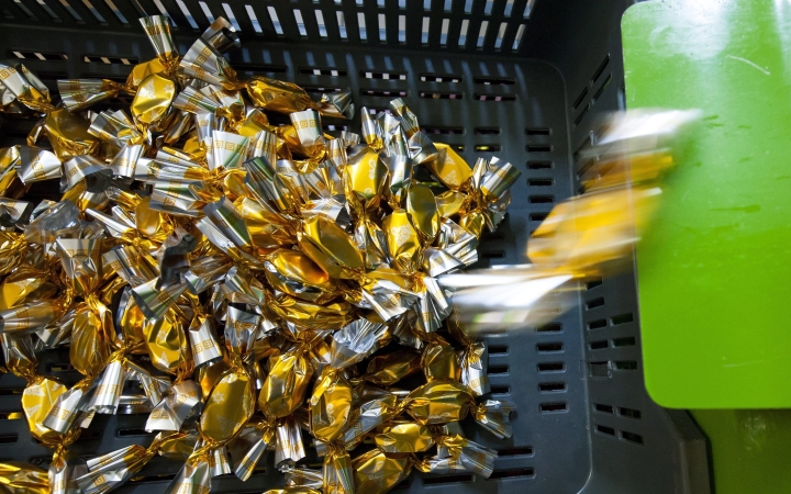 Szaloncukorra gyűjt a vöröskereszt