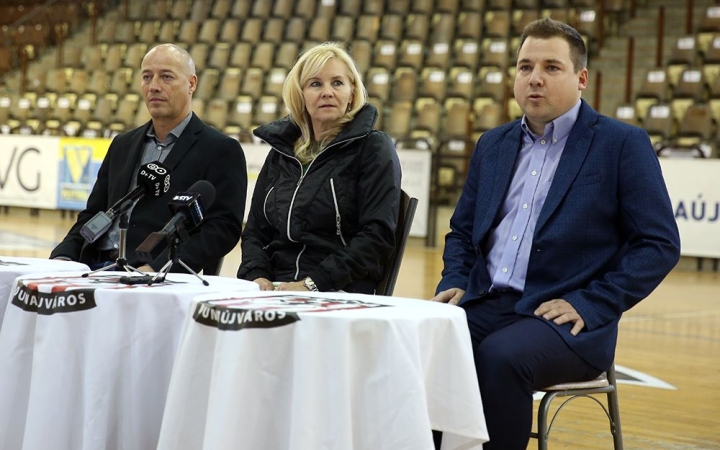 A város az akadémia mellett áll