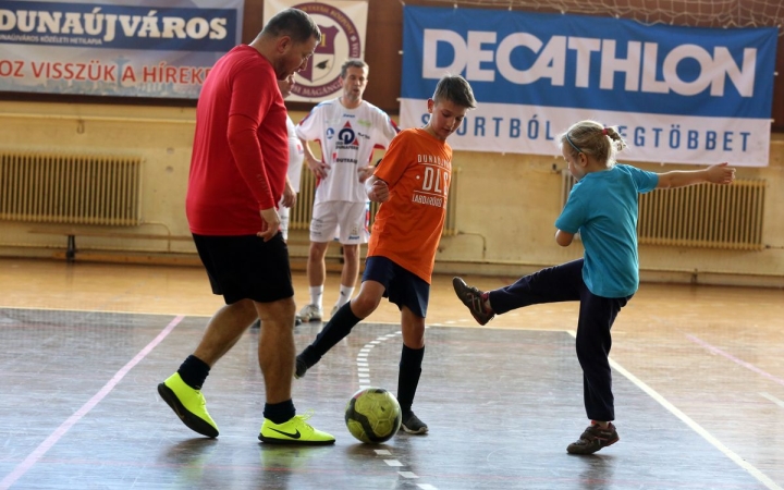 Foci és jótékonyság a sportcsarnokban