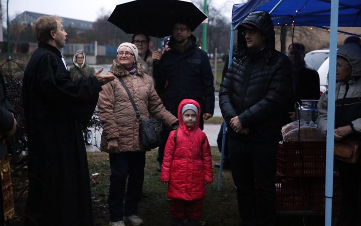 Technikum: áldás, ételosztás, békesség