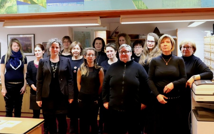 Könyvtár: fekete ruhában a kultúra napján