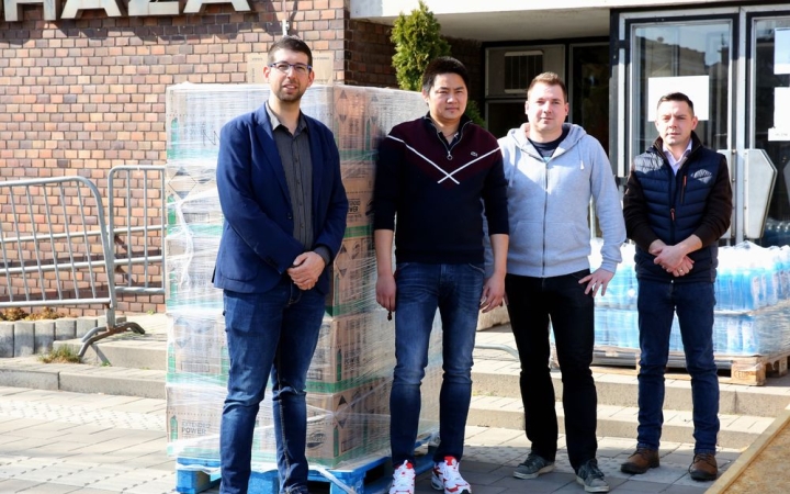 Ahogy tud, segít – Tomi tisztítószerekkel