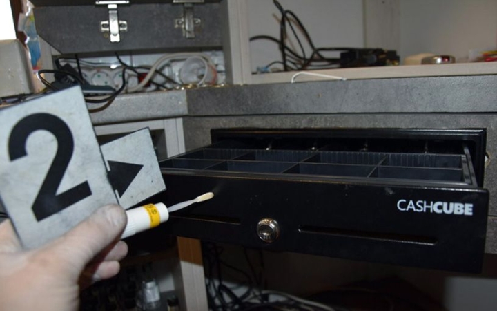 Nyitás előtt járt az üzletben