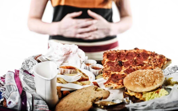 Hogyan ne válj érzelmi evővé a karantén alatt: tartsd be a dietetikus tippjeit!