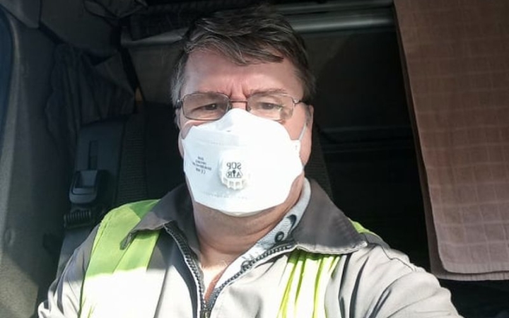 "Maradj otthon!? Nem tehetem, kamionos vagyok!"