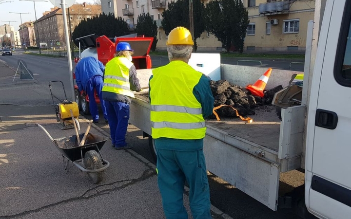 Új géppel kátyúznak a város útjain