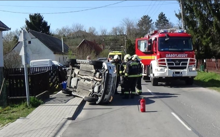 Tűzoltók segítettek a felborult kocsin Kulcson