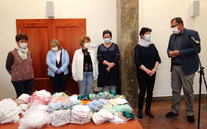 Micimackós maszkot is varrtak a Dunaújvárosi Óvoda munkatársai