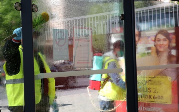 Takarítás, fertőtlenítés a buszmegállókban is