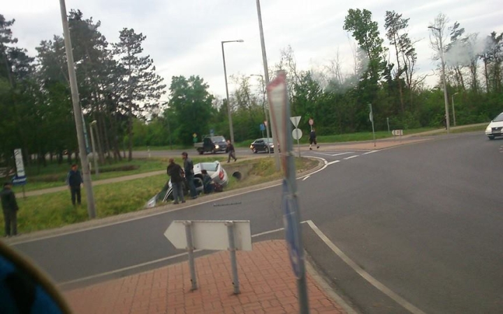 Az árokban kötött ki egy autó a Hankook-nál