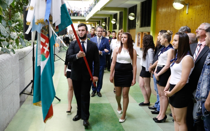 Elballagtak a Dunaferr iskola végzősei is