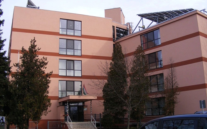 ESZI: részlegesen ugyan, de feloldják a látogatási tilalmat!