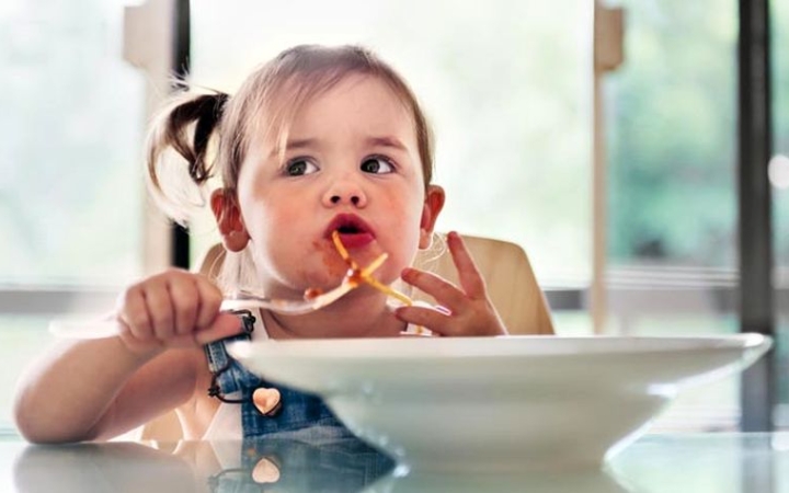 Mit tehetünk, ha "tömi magába" a gyerek?